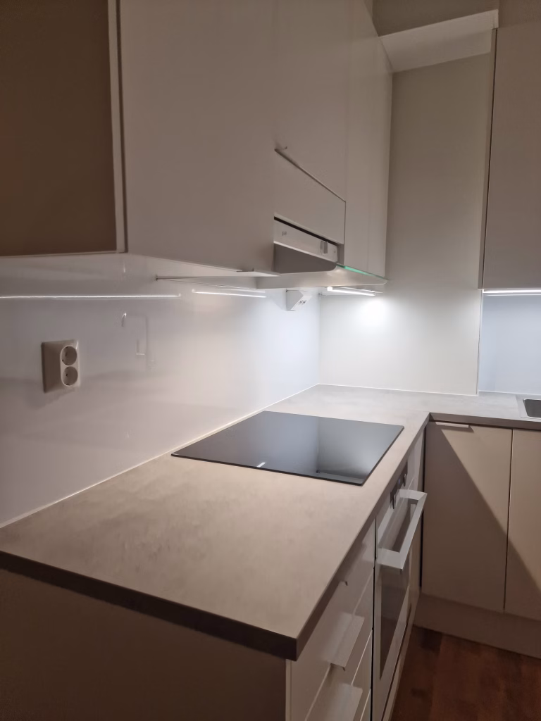 Kalusteasennus keittiöön Kouvolassa